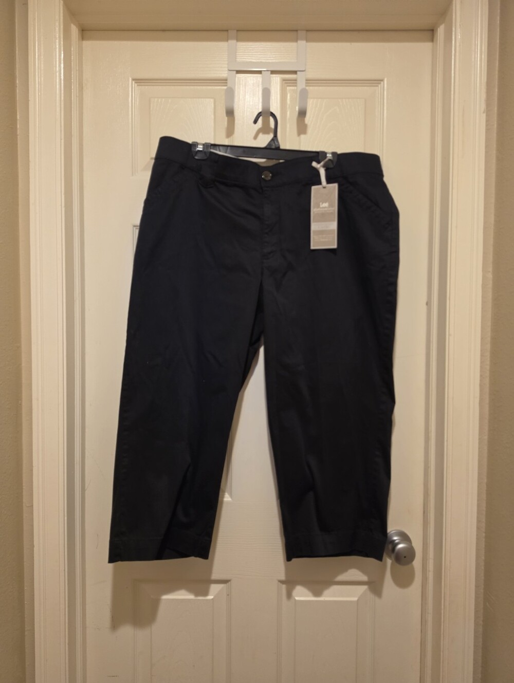 NWT Women's Lee Platinum Label Mid Rise No Gap Black Capri Pants Size 18W